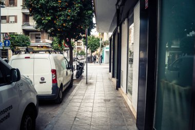 Seville, İspanya, 9 Aralık 2025 Seville sokak sahneleri ve günlük yaşam. Trafik ve mimari, Endülüs 'teki kentsel yaşamın pitoresk bir görüntüsü.