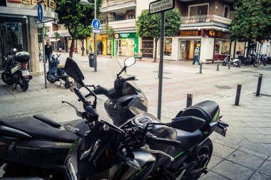 Seville, İspanya, 9 Aralık 2025 Seville sokak sahneleri ve günlük yaşam. Trafik ve mimari, Endülüs 'teki kentsel yaşamın pitoresk bir görüntüsü.