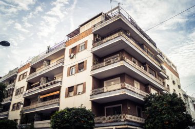 Seville, İspanya, 9 Aralık 2025 Seville sokak sahneleri ve günlük yaşam. Trafik ve mimari, Endülüs 'teki kentsel yaşamın pitoresk bir görüntüsü.