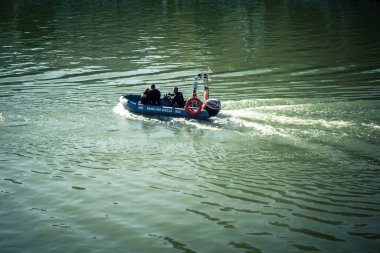 Seville, İspanya, 11 Aralık 2025 Seville sokak sahneleri ve günlük yaşam. Trafik ve mimari, Endülüs 'teki kentsel yaşamın pitoresk bir görüntüsü.