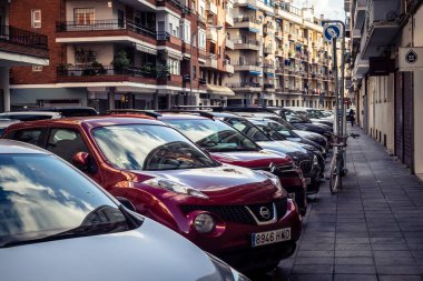 Seville, İspanya, 11 Aralık 2025 Seville sokak sahneleri ve günlük yaşam. Trafik ve mimari, Endülüs 'teki kentsel yaşamın pitoresk bir görüntüsü.