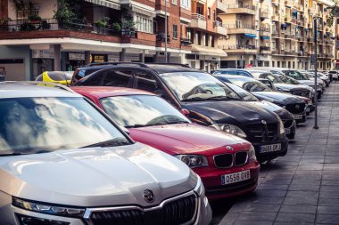 Seville, İspanya, 11 Aralık 2025 Seville sokak sahneleri ve günlük yaşam. Trafik ve mimari, Endülüs 'teki kentsel yaşamın pitoresk bir görüntüsü.