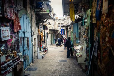 Kudüs, İsrail, 13 Aralık 2025 Kudüs 'ün Hristiyan Mahallesi' ndeki dar sokaklar ve atmosferik ışık oyunları yerel satıcılar tarafından sergilenen çeşitli ürünlere bir göz atma olanağı sağlıyor..