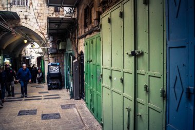 Kudüs, İsrail, 13 Aralık 2025 Kudüs 'ün Hristiyan Mahallesi' ndeki dar sokaklar ve atmosferik ışık oyunları yerel satıcılar tarafından sergilenen çeşitli ürünlere bir göz atma olanağı sağlıyor..