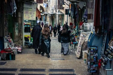 Kudüs, İsrail, 13 Aralık 2025 Kudüs 'ün Hristiyan Mahallesi' ndeki dar sokaklar ve atmosferik ışık oyunları yerel satıcılar tarafından sergilenen çeşitli ürünlere bir göz atma olanağı sağlıyor..