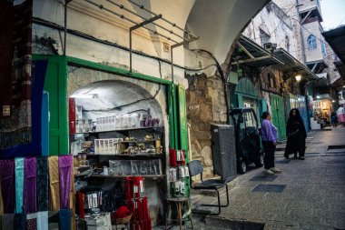 Kudüs, İsrail, 13 Aralık 2025 Kudüs 'ün Hristiyan Mahallesi' ndeki dar sokaklar ve atmosferik ışık oyunları yerel satıcılar tarafından sergilenen çeşitli ürünlere bir göz atma olanağı sağlıyor..