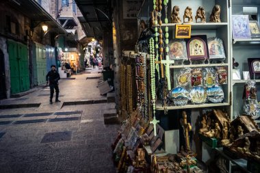 Kudüs, İsrail, 13 Aralık 2025 Kudüs 'ün Hristiyan Mahallesi' ndeki dar sokaklar ve atmosferik ışık oyunları yerel satıcılar tarafından sergilenen çeşitli ürünlere bir göz atma olanağı sağlıyor..