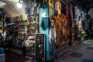 Kudüs, İsrail, 13 Aralık 2025 Kudüs 'ün Hristiyan Mahallesi' ndeki dar sokaklar ve atmosferik ışık oyunları yerel satıcılar tarafından sergilenen çeşitli ürünlere bir göz atma olanağı sağlıyor..