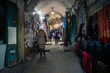 Kudüs, İsrail, 13 Aralık 2025 Kudüs 'ün Hristiyan Mahallesi' ndeki dar sokaklar ve atmosferik ışık oyunları yerel satıcılar tarafından sergilenen çeşitli ürünlere bir göz atma olanağı sağlıyor..