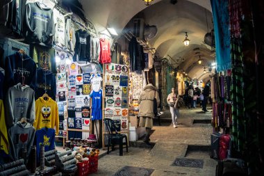 Kudüs, İsrail, 13 Aralık 2025 Kudüs 'ün Hristiyan Mahallesi' ndeki dar sokaklar ve atmosferik ışık oyunları yerel satıcılar tarafından sergilenen çeşitli ürünlere bir göz atma olanağı sağlıyor..