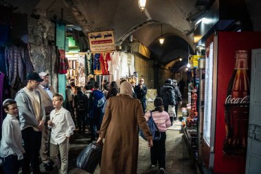 Kudüs, İsrail, 13 Aralık 2025 Kudüs 'ün Hristiyan Mahallesi' ndeki dar sokaklar ve atmosferik ışık oyunları yerel satıcılar tarafından sergilenen çeşitli ürünlere bir göz atma olanağı sağlıyor..