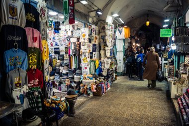 Kudüs, İsrail, 13 Aralık 2025 Kudüs 'ün Hristiyan Mahallesi' ndeki dar sokaklar ve atmosferik ışık oyunları yerel satıcılar tarafından sergilenen çeşitli ürünlere bir göz atma olanağı sağlıyor..