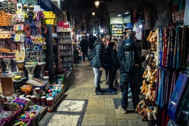 Kudüs, İsrail, 13 Aralık 2025 Kudüs 'ün Hristiyan Mahallesi' ndeki dar sokaklar ve atmosferik ışık oyunları yerel satıcılar tarafından sergilenen çeşitli ürünlere bir göz atma olanağı sağlıyor..