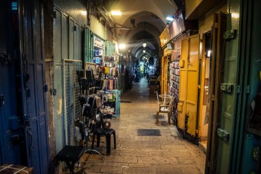 Kudüs, İsrail, 13 Aralık 2025 Kudüs 'ün Hristiyan Mahallesi' ndeki dar sokaklar ve atmosferik ışık oyunları yerel satıcılar tarafından sergilenen çeşitli ürünlere bir göz atma olanağı sağlıyor..