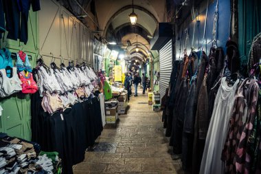 Kudüs, İsrail, 13 Aralık 2025 Kudüs 'ün Hristiyan Mahallesi' ndeki dar sokaklar ve atmosferik ışık oyunları yerel satıcılar tarafından sergilenen çeşitli ürünlere bir göz atma olanağı sağlıyor..