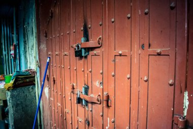 Kudüs, İsrail, 13 Aralık 2025 Kudüs 'ün Hristiyan Mahallesi' ndeki dar sokaklar ve atmosferik ışık oyunları yerel satıcılar tarafından sergilenen çeşitli ürünlere bir göz atma olanağı sağlıyor..