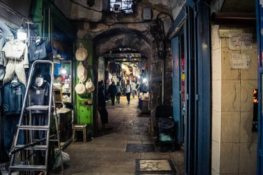 Kudüs, İsrail, 13 Aralık 2025 Kudüs 'ün Hristiyan Mahallesi' ndeki dar sokaklar ve atmosferik ışık oyunları yerel satıcılar tarafından sergilenen çeşitli ürünlere bir göz atma olanağı sağlıyor..