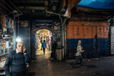 Kudüs, İsrail, 13 Aralık 2025 Kudüs 'ün Hristiyan Mahallesi' ndeki dar sokaklar ve atmosferik ışık oyunları yerel satıcılar tarafından sergilenen çeşitli ürünlere bir göz atma olanağı sağlıyor..