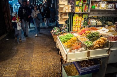 Kudüs, İsrail, 13 Aralık 2025 Kudüs 'ün Hristiyan Mahallesi' ndeki dar sokaklar ve atmosferik ışık oyunları yerel satıcılar tarafından sergilenen çeşitli ürünlere bir göz atma olanağı sağlıyor..