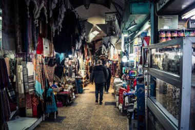 Kudüs, İsrail, 13 Aralık 2025 Kudüs 'ün Hristiyan Mahallesi' ndeki dar sokaklar ve atmosferik ışık oyunları yerel satıcılar tarafından sergilenen çeşitli ürünlere bir göz atma olanağı sağlıyor..