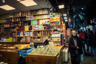 Kudüs, İsrail, 13 Aralık 2025 Kudüs 'ün Hristiyan Mahallesi' ndeki dar sokaklar ve atmosferik ışık oyunları yerel satıcılar tarafından sergilenen çeşitli ürünlere bir göz atma olanağı sağlıyor..