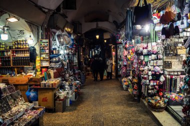 Kudüs, İsrail, 13 Aralık 2025 Kudüs 'ün Hristiyan Mahallesi' ndeki dar sokaklar ve atmosferik ışık oyunları yerel satıcılar tarafından sergilenen çeşitli ürünlere bir göz atma olanağı sağlıyor..