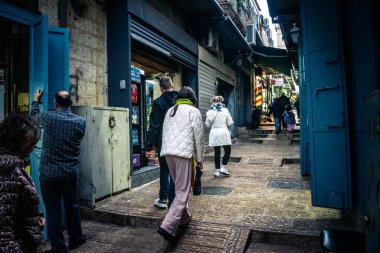 Kudüs, İsrail, 13 Aralık 2025 Kudüs 'ün Hristiyan Mahallesi' ndeki dar sokaklar ve atmosferik ışık oyunları yerel satıcılar tarafından sergilenen çeşitli ürünlere bir göz atma olanağı sağlıyor..