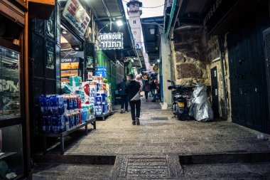 Kudüs, İsrail, 13 Aralık 2025 Kudüs 'ün Hristiyan Mahallesi' ndeki dar sokaklar ve atmosferik ışık oyunları yerel satıcılar tarafından sergilenen çeşitli ürünlere bir göz atma olanağı sağlıyor..