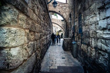 Kudüs, İsrail, 13 Aralık 2025 Kudüs 'ün Hristiyan Mahallesi' ndeki dar sokaklar ve atmosferik ışık oyunları yerel satıcılar tarafından sergilenen çeşitli ürünlere bir göz atma olanağı sağlıyor..