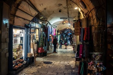 Kudüs, İsrail, 13 Aralık 2025 Kudüs 'ün Hristiyan Mahallesi' ndeki dar sokaklar ve atmosferik ışık oyunları yerel satıcılar tarafından sergilenen çeşitli ürünlere bir göz atma olanağı sağlıyor..