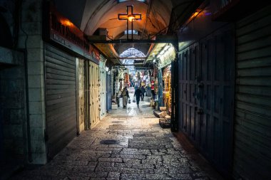 Kudüs, İsrail, 13 Aralık 2025 Kudüs 'ün Hristiyan Mahallesi' ndeki dar sokaklar ve atmosferik ışık oyunları yerel satıcılar tarafından sergilenen çeşitli ürünlere bir göz atma olanağı sağlıyor..