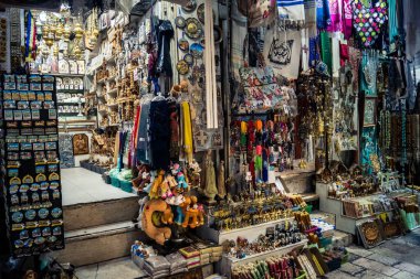 Kudüs, İsrail, 13 Aralık 2025 Kudüs 'ün Hristiyan Mahallesi' ndeki dar sokaklar ve atmosferik ışık oyunları yerel satıcılar tarafından sergilenen çeşitli ürünlere bir göz atma olanağı sağlıyor..