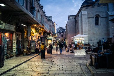 Kudüs, İsrail, 13 Aralık 2025 Kudüs 'ün Hristiyan Mahallesi' ndeki dar sokaklar ve atmosferik ışık oyunları yerel satıcılar tarafından sergilenen çeşitli ürünlere bir göz atma olanağı sağlıyor..