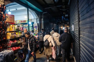 Kudüs, İsrail, 13 Aralık 2025 Kudüs 'ün Hristiyan Mahallesi' ndeki dar sokaklar ve atmosferik ışık oyunları yerel satıcılar tarafından sergilenen çeşitli ürünlere bir göz atma olanağı sağlıyor..