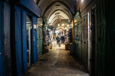 Kudüs, İsrail, 13 Aralık 2025 Kudüs 'ün Hristiyan Mahallesi' ndeki dar sokaklar ve atmosferik ışık oyunları yerel satıcılar tarafından sergilenen çeşitli ürünlere bir göz atma olanağı sağlıyor..