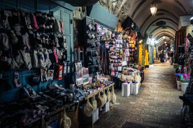 Kudüs, İsrail, 13 Aralık 2025 Kudüs 'ün Hristiyan Mahallesi' ndeki dar sokaklar ve atmosferik ışık oyunları yerel satıcılar tarafından sergilenen çeşitli ürünlere bir göz atma olanağı sağlıyor..