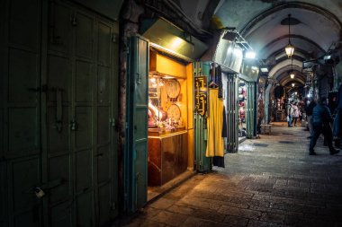 Kudüs, İsrail, 13 Aralık 2025 Kudüs 'ün Hristiyan Mahallesi' ndeki dar sokaklar ve atmosferik ışık oyunları yerel satıcılar tarafından sergilenen çeşitli ürünlere bir göz atma olanağı sağlıyor..