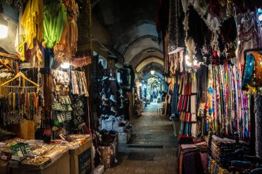 Kudüs, İsrail, 13 Aralık 2025 Kudüs 'ün Hristiyan Mahallesi' ndeki dar sokaklar ve atmosferik ışık oyunları yerel satıcılar tarafından sergilenen çeşitli ürünlere bir göz atma olanağı sağlıyor..