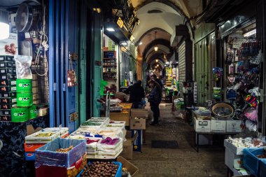 Kudüs, İsrail, 13 Aralık 2025 Kudüs 'ün Hristiyan Mahallesi' ndeki dar sokaklar ve atmosferik ışık oyunları yerel satıcılar tarafından sergilenen çeşitli ürünlere bir göz atma olanağı sağlıyor..