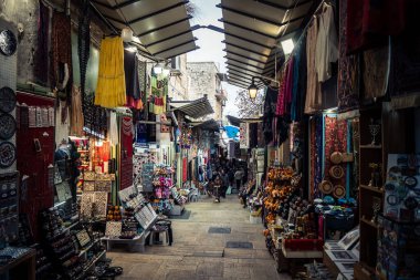 Kudüs, İsrail, 13 Aralık 2025 Kudüs 'ün Hristiyan Mahallesi' ndeki dar sokaklar ve atmosferik ışık oyunları yerel satıcılar tarafından sergilenen çeşitli ürünlere bir göz atma olanağı sağlıyor..