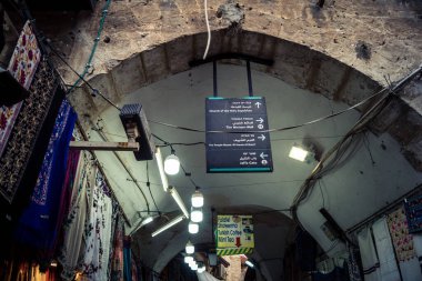 Kudüs, İsrail, 13 Aralık 2025 Kudüs 'ün Hristiyan Mahallesi' ndeki dar sokaklar ve atmosferik ışık oyunları yerel satıcılar tarafından sergilenen çeşitli ürünlere bir göz atma olanağı sağlıyor..