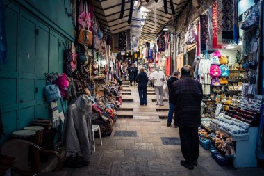 Kudüs, İsrail, 13 Aralık 2025 Kudüs 'ün Hristiyan Mahallesi' ndeki dar sokaklar ve atmosferik ışık oyunları yerel satıcılar tarafından sergilenen çeşitli ürünlere bir göz atma olanağı sağlıyor..