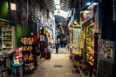 Kudüs, İsrail, 13 Aralık 2025 Kudüs 'ün Hristiyan Mahallesi' ndeki dar sokaklar ve atmosferik ışık oyunları yerel satıcılar tarafından sergilenen çeşitli ürünlere bir göz atma olanağı sağlıyor..