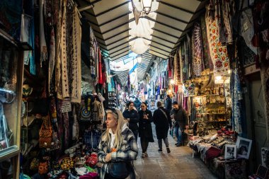 Kudüs, İsrail, 13 Aralık 2025 Kudüs 'ün Hristiyan Mahallesi' ndeki dar sokaklar ve atmosferik ışık oyunları yerel satıcılar tarafından sergilenen çeşitli ürünlere bir göz atma olanağı sağlıyor..