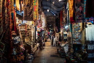 Kudüs, İsrail, 13 Aralık 2025 Kudüs 'ün Hristiyan Mahallesi' ndeki dar sokaklar ve atmosferik ışık oyunları yerel satıcılar tarafından sergilenen çeşitli ürünlere bir göz atma olanağı sağlıyor..