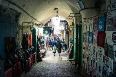 Kudüs, İsrail, 13 Aralık 2025 Kudüs 'ün Hristiyan Mahallesi' ndeki dar sokaklar ve atmosferik ışık oyunları yerel satıcılar tarafından sergilenen çeşitli ürünlere bir göz atma olanağı sağlıyor..