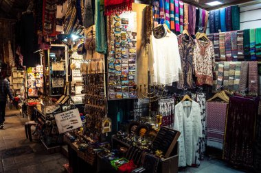 Kudüs, İsrail, 13 Aralık 2025 Kudüs 'ün Hristiyan Mahallesi' ndeki dar sokaklar ve atmosferik ışık oyunları yerel satıcılar tarafından sergilenen çeşitli ürünlere bir göz atma olanağı sağlıyor..