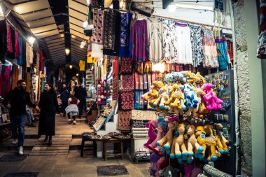 Kudüs, İsrail, 13 Aralık 2025 Kudüs 'ün Hristiyan Mahallesi' ndeki dar sokaklar ve atmosferik ışık oyunları yerel satıcılar tarafından sergilenen çeşitli ürünlere bir göz atma olanağı sağlıyor..