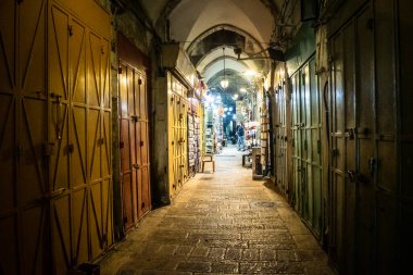 Kudüs, İsrail, 13 Aralık 2025 Kudüs 'ün Hristiyan Mahallesi' ndeki dar sokaklar ve atmosferik ışık oyunları yerel satıcılar tarafından sergilenen çeşitli ürünlere bir göz atma olanağı sağlıyor..