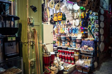 Kudüs, İsrail, 13 Aralık 2025 Kudüs 'ün Hristiyan Mahallesi' ndeki dar sokaklar ve atmosferik ışık oyunları yerel satıcılar tarafından sergilenen çeşitli ürünlere bir göz atma olanağı sağlıyor..